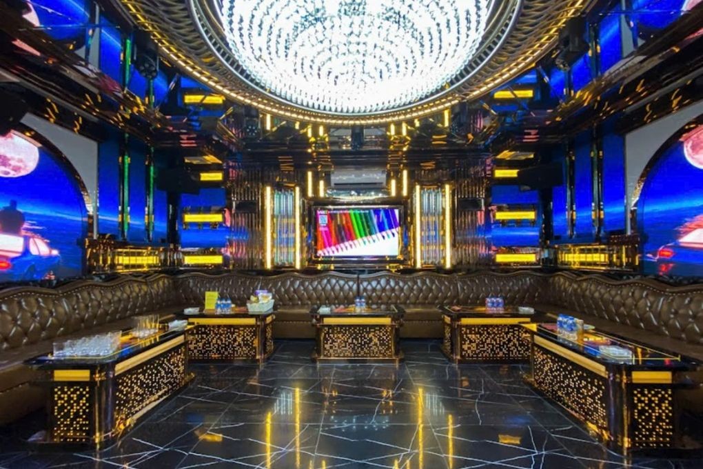 Khách hàng tận hưởng không khí ca hát sôi động tại Sing KTV 66 Tố Hữu