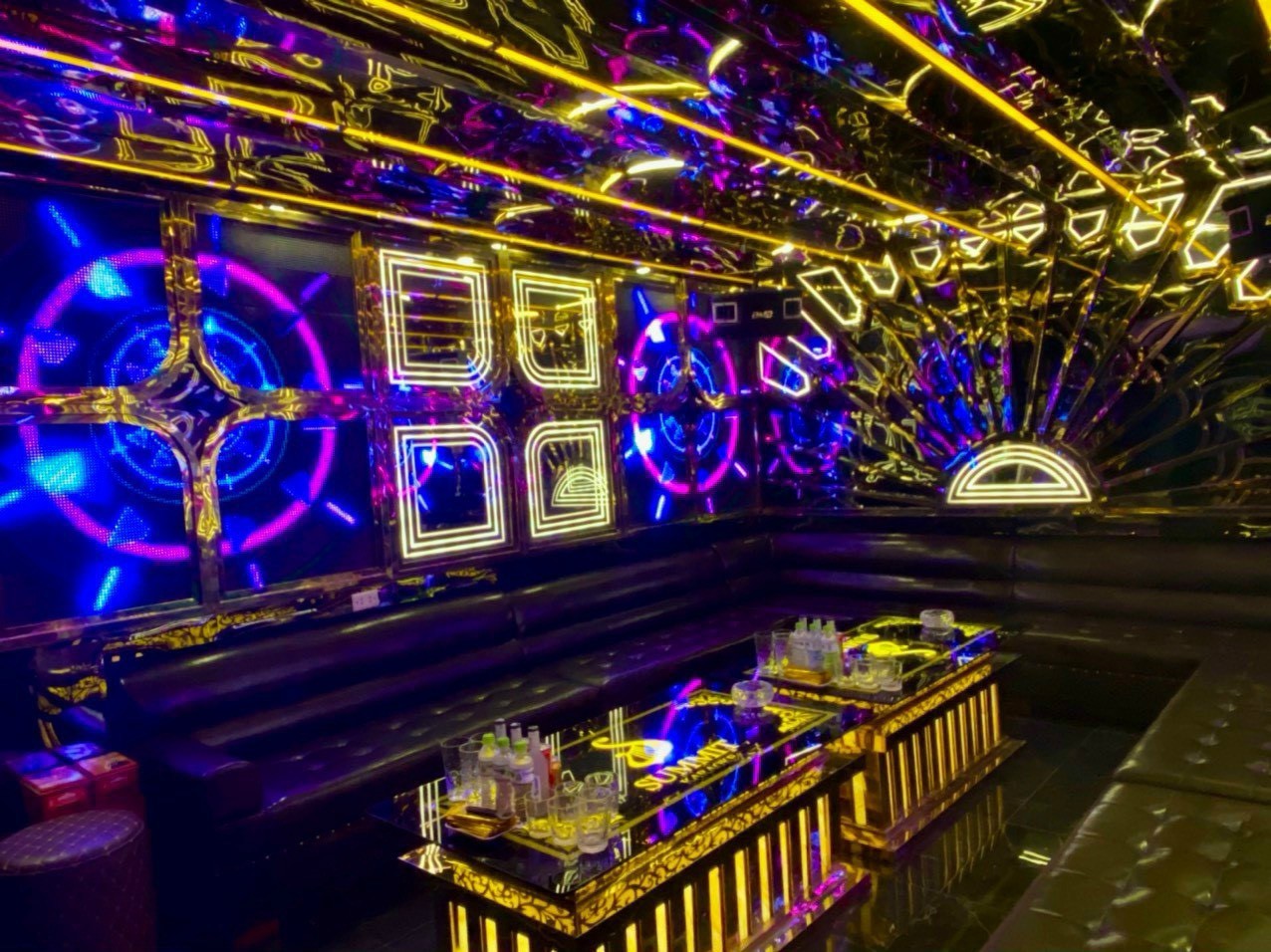 Phòng hát tại Karaoke Summit 64 Trần Thái Tông