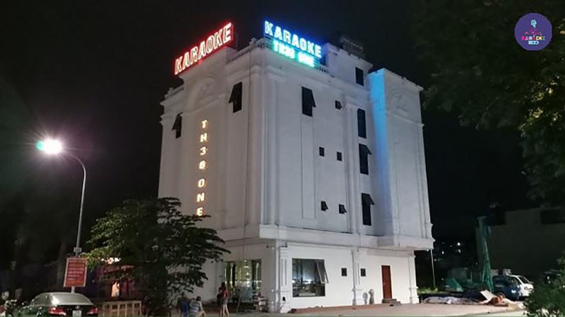 Phòng karaoke phong cách hiện đại tại TH36 One với nội thất gỗ và ánh sáng neon