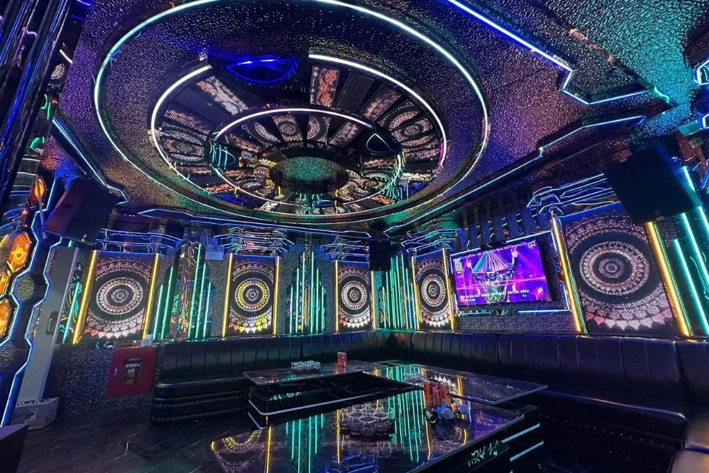 Khách hàng trải nghiệm phòng hát tại Karaoke The World 408 Trần Khát Chân