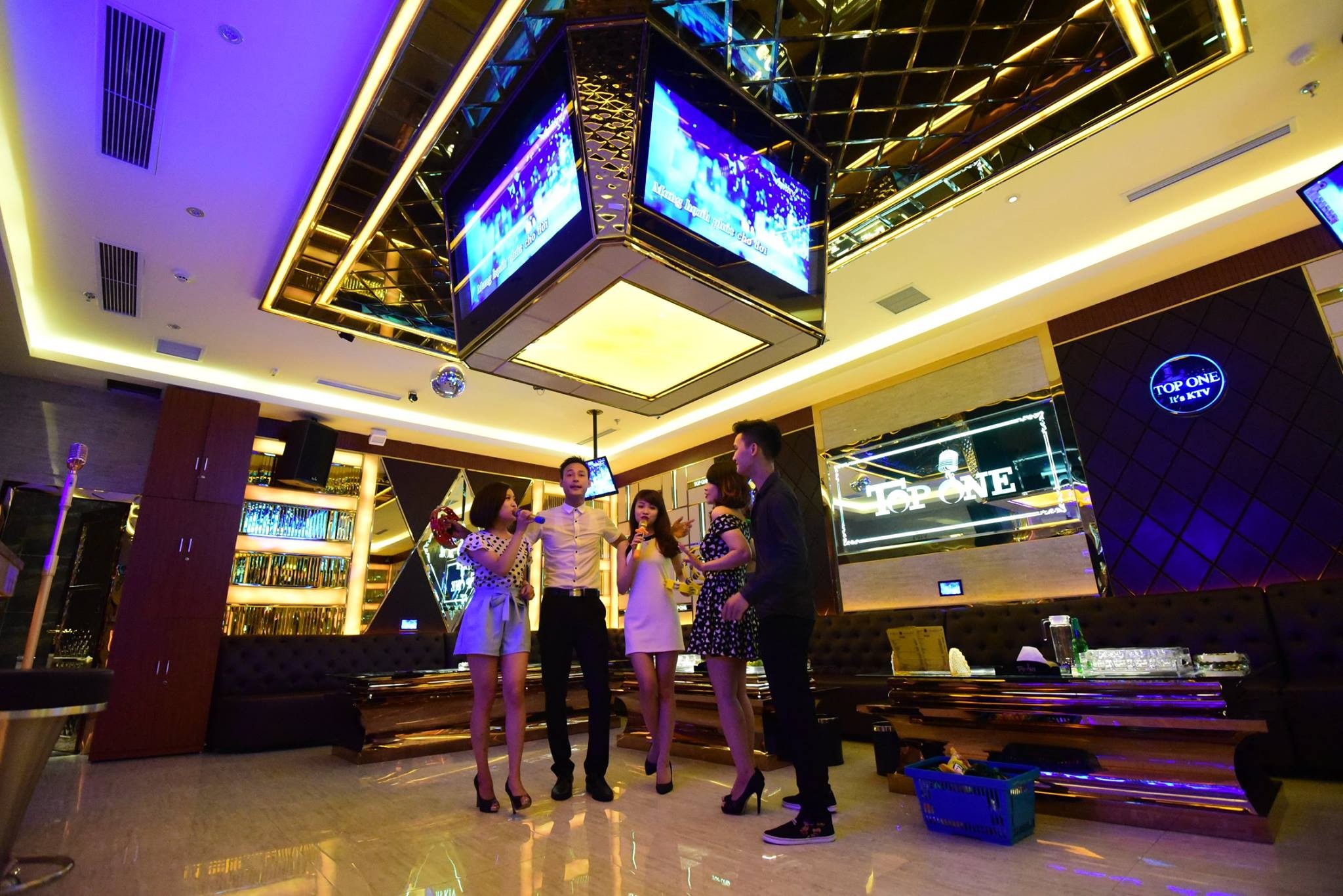 Khu vực sảnh và không gian chung rộng rãi của Top One KTV