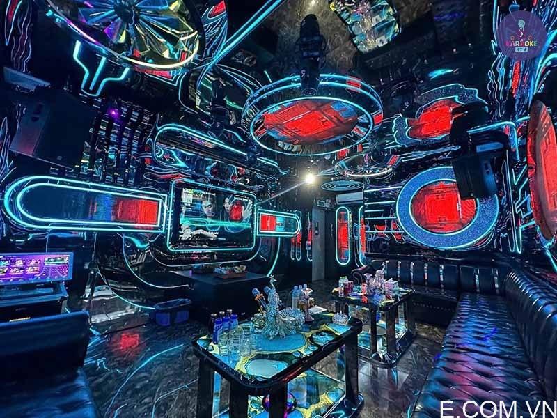 Karaoke Venus Giang Biên mang đến trải nghiệm giải trí toàn diện với các dịch vụ và tiện ích nổi bật: