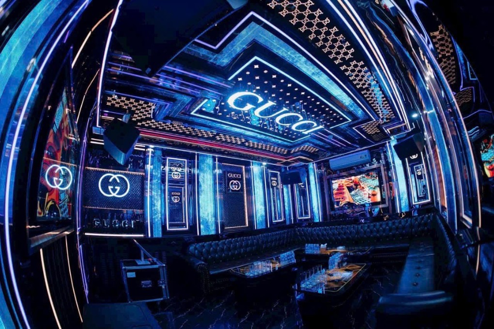 Không gian phòng hát hiện đại và hệ thống ánh sáng tại Karaoke Vip Ktv