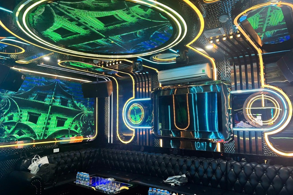 Dàn âm thanh, màn hình chọn bài và không gian phòng tại Karaoke Đại Kim