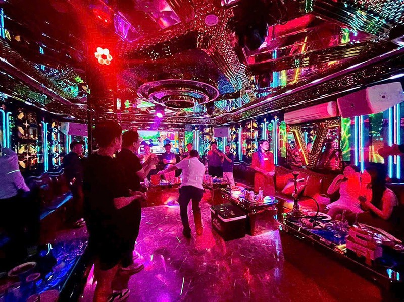 Nhóm bạn tận hưởng khoảnh khắc hát karaoke tại Karaoke Vũ Hải 143 Quan Hoa.