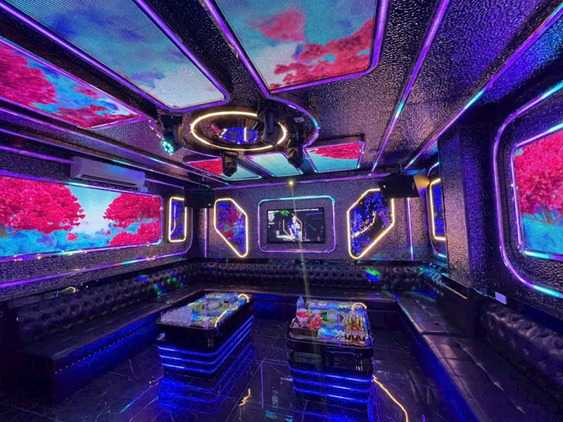 Không gian phòng hát hoàng gia với ánh sáng LED chuyển màu