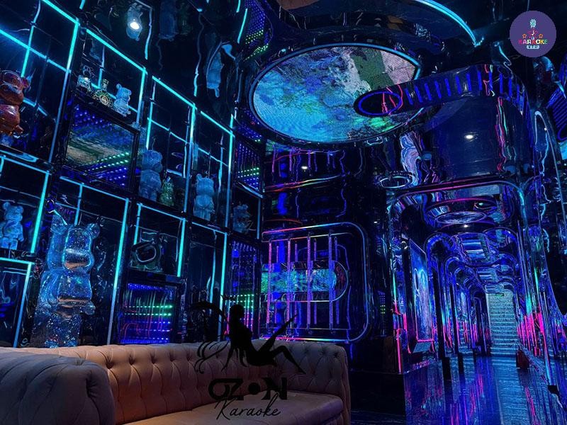 Phòng hát hiện đại tại Ozon 107 Pasteur với hệ thống ánh sáng và sofa da