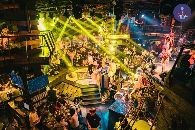 Khu vực bàn tiệc và ánh sáng bắt mắt cho một đêm vui trọn vẹn