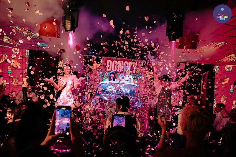 Không khí tiệc tùng sôi động và dịch vụ thân thiện tại Xính Lounge