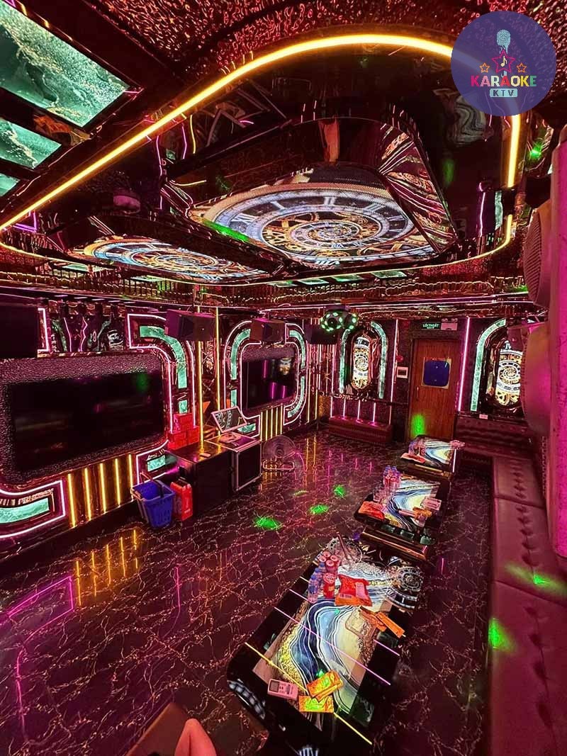 Phòng hát gia đình ấm cúng tại Karaoke Bom 154 Việt Hưng