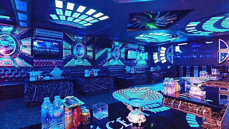 Phòng hát sang trọng tại Karaoke Athena Phạm Văn Đồng với thiết kế Art Deco hiện đại