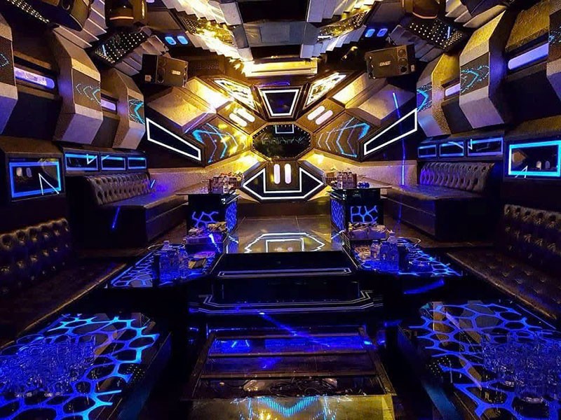 Phòng hát VIP tại Karaoke F5 Plus 66 Tố Hữu với thiết kế sang trọng và hệ thống ánh sáng hiện đại