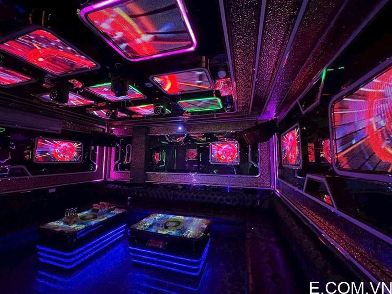 Phòng hát VIP với đèn LED rực rỡ và ghế bọc da cao cấp