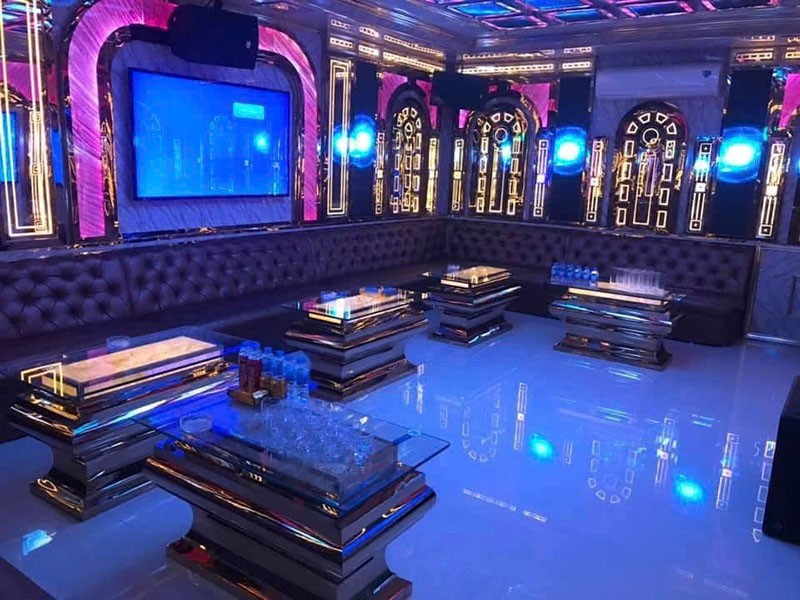 Phòng hát với ánh đèn LED rực rỡ và nội thất ánh kim vàng tại Karaoke Vol 1