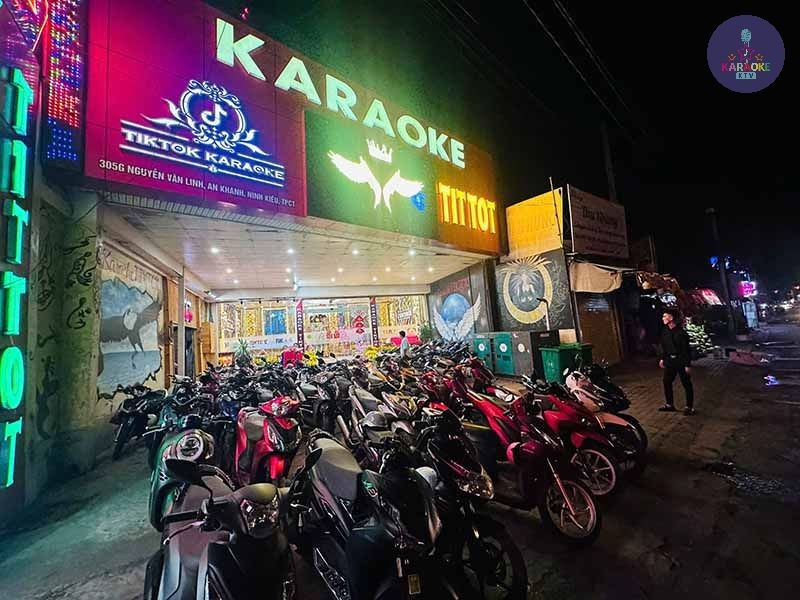 Phòng karaoke ánh sáng neon tại Karaoke Tít Tót ở Cần Thơ