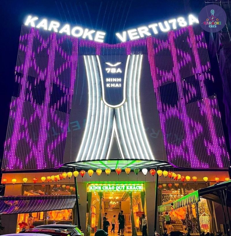 Phòng karaoke hiện đại, ánh sáng sôi động, chọn bài bằng tablet