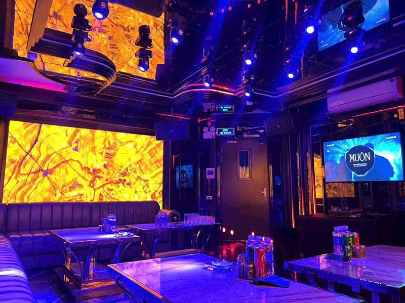Phòng VIP sang trọng với ánh sáng sân khấu và không gian rộng rãi tại Karaoke Fantasy 202 Đội Cấn