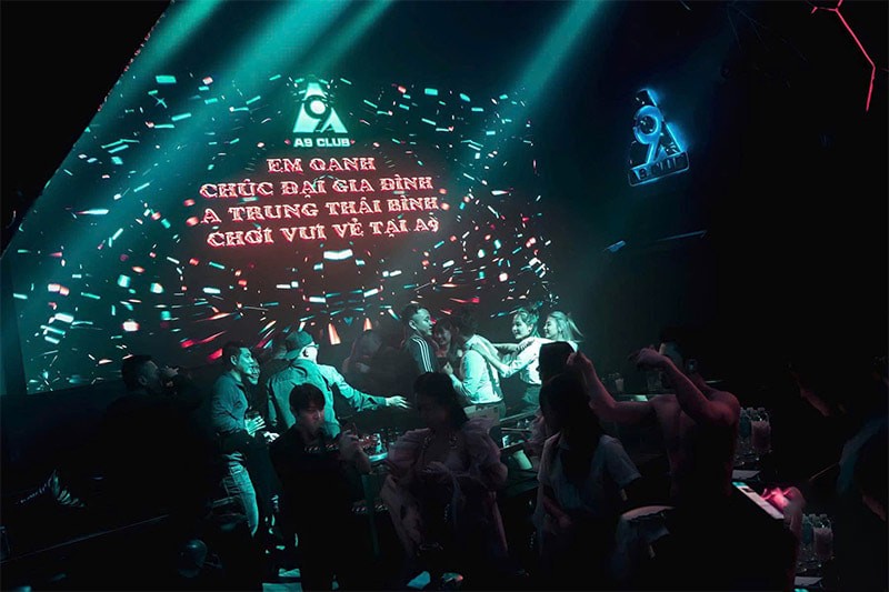 Khu vực quầy bar với bartender và menu đồ uống đa dạng