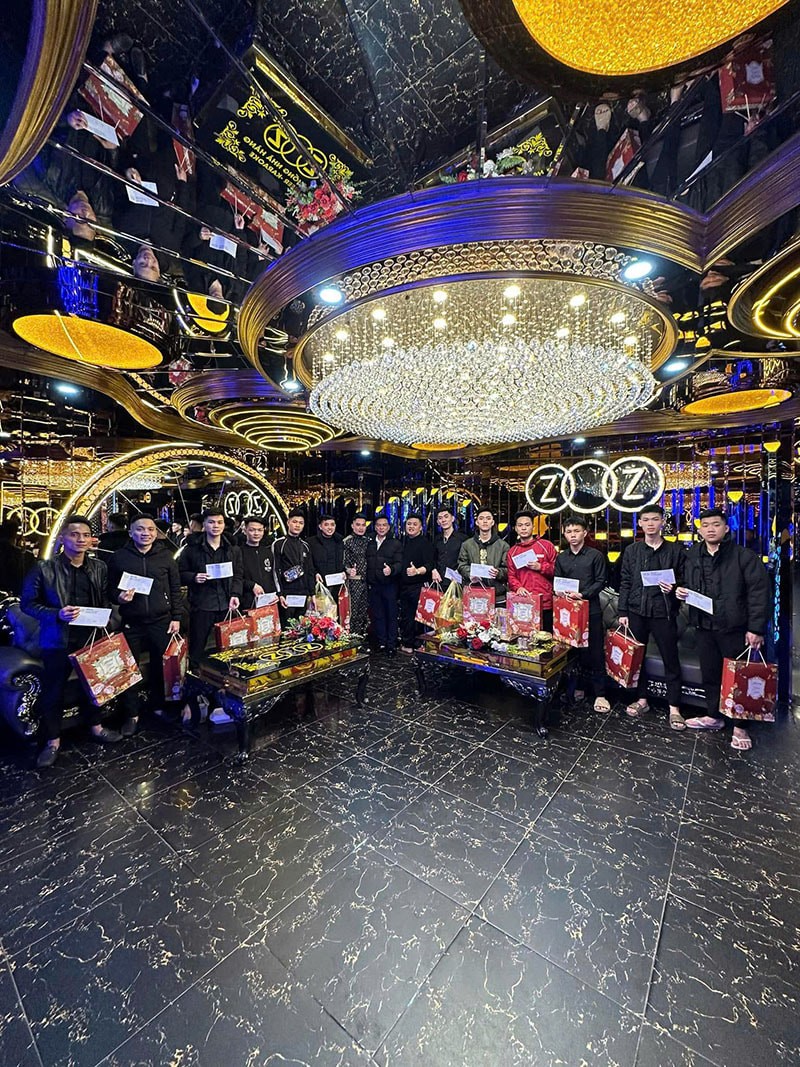 Trải nghiệm hát karaoke tại phòng hoàng gia Karaoke Zozo 544 Đường Láng.