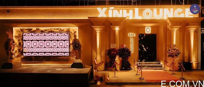 Không gian Xính Lounge với quầy bar trung tâm và ánh sáng LED hiện đại